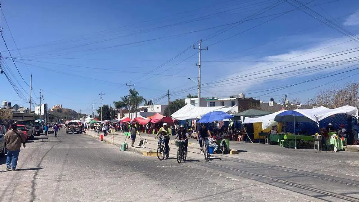 Cada domingo se extiende más la instalación de vendedores informales que acuden a la zona limítrofe entre las Cholulas